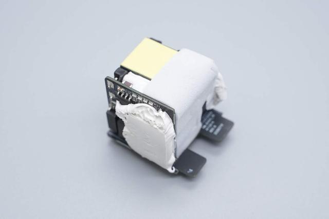 小米新款45W氮化镓小布丁充电器拆解，这些不同点需要注意