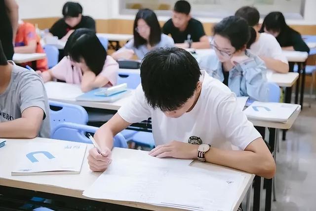 大学毕业后才发现，“文科生”和“理科生”的差距，不只是工资