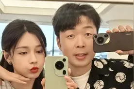 杜海涛沈梦辰合体撒糖，晒同款华为手机，果然新手机才最为好看图片