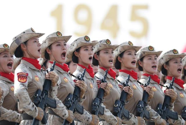 93受阅女兵参加婚礼被骂惨！网友：穿这套衣服去是几个意思？
