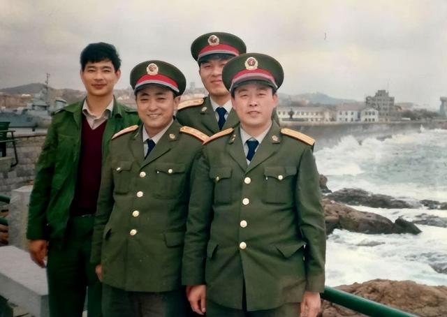 入伍前，他是“打架大王”，被学校开除，当兵后却成为战斗功臣
