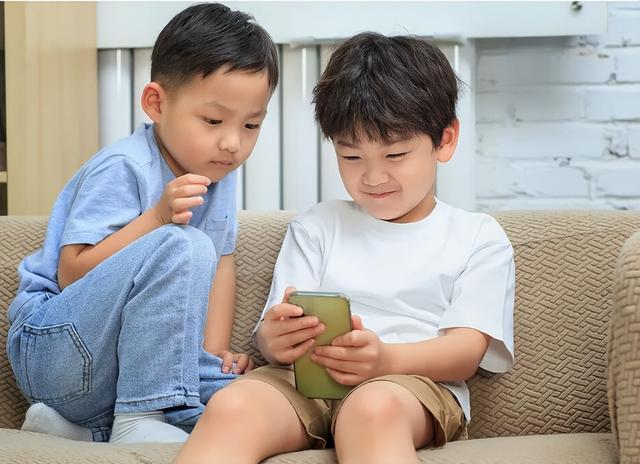 小学生大喊网络烂梗，却被几十万人点赞，背后是一场中文衰退危机