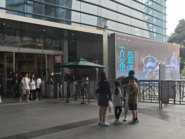 把帐篷搭在霸王龙脚下,在成都竟能夜宿博物馆!
