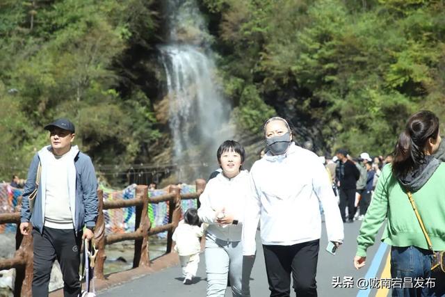 国庆第三日，官鹅沟秋色正浓人气旺