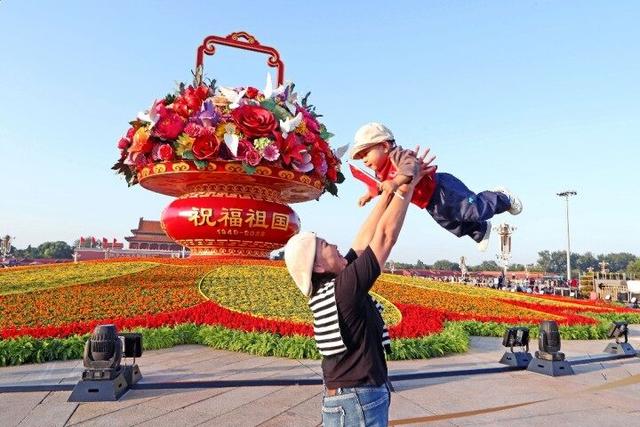 “祝福祖国”花篮亮相天安门广场吸引游客争相打卡
