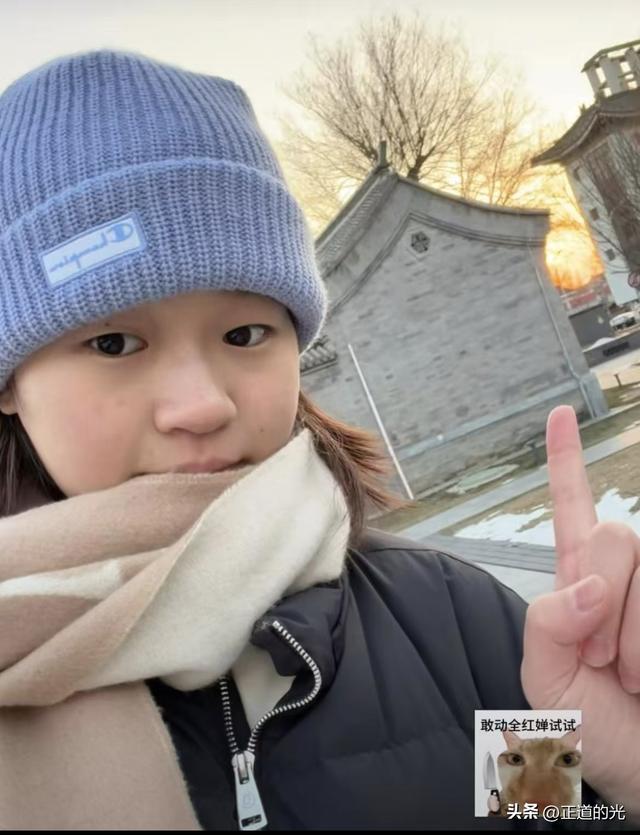 全红婵晒自拍 五官长开了 看着更文静了 和好友在一起好放松好开心