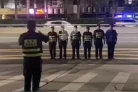 城管疑拍照签到执法后 商贩蜂拥而至 网友大赞:非常人性化图片