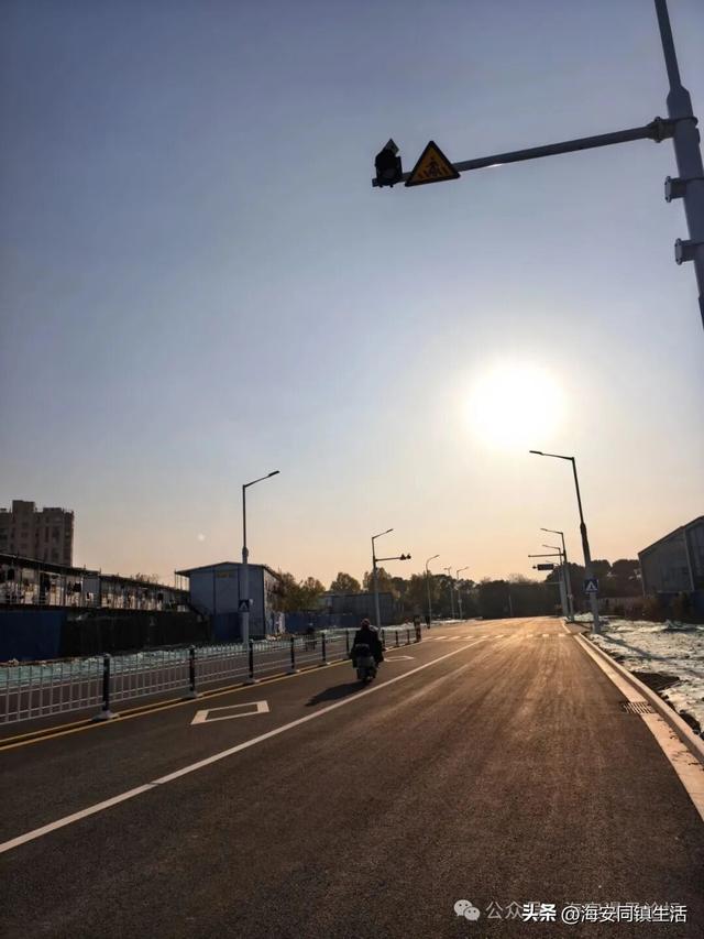 在海安新立发桥上看看老通扬河的水，回味春秋风云！