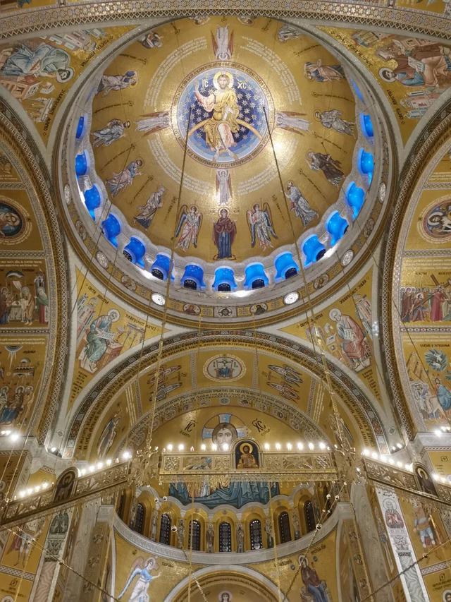 塞尔维亚，老贝城的圣萨瓦大教堂，马赛克壁画把金色用到极致典雅