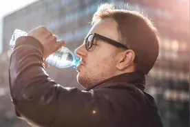 68岁大爷半夜喝水猝死？医生提醒：晚上再口渴也别喝这3种水图片