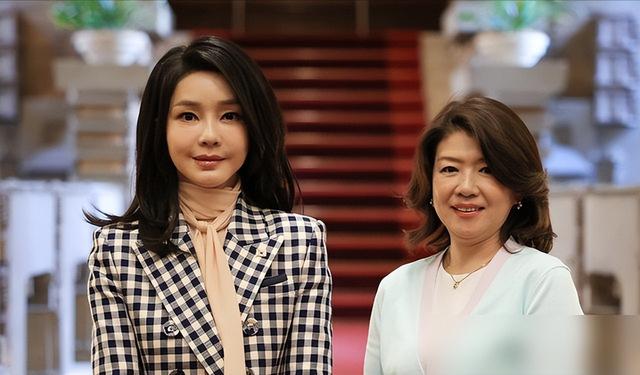 韩第一夫人在日本美够后回家了！2天换6套造型像时装秀，嫩得过分