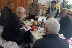 拜救命烈士父亲为干爹，孝敬8年，感人至深图片