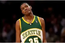 美媒给00年代球星排金字塔：姚明第三档，詹姆斯二档，第一档三人图片