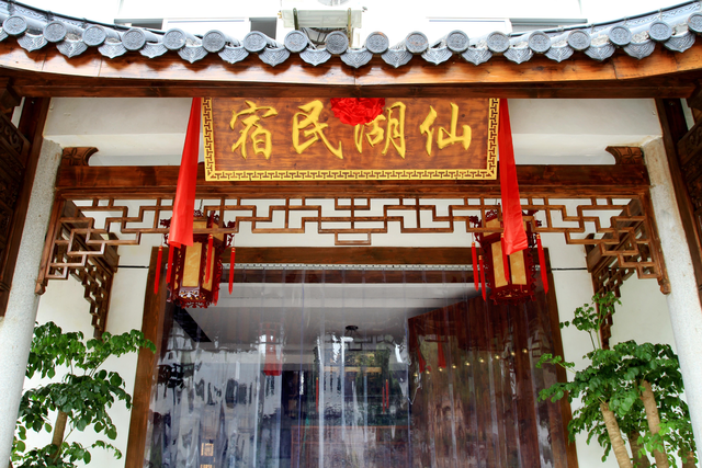 国庆第一批血亏的老板出现！坐地起价，一天降价8次也没人住？