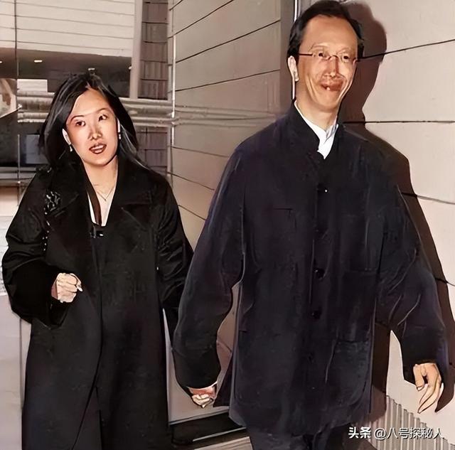 儿子才满20，丈夫便已是七旬老人，嫁给富翁的伏明霞现在后悔不？