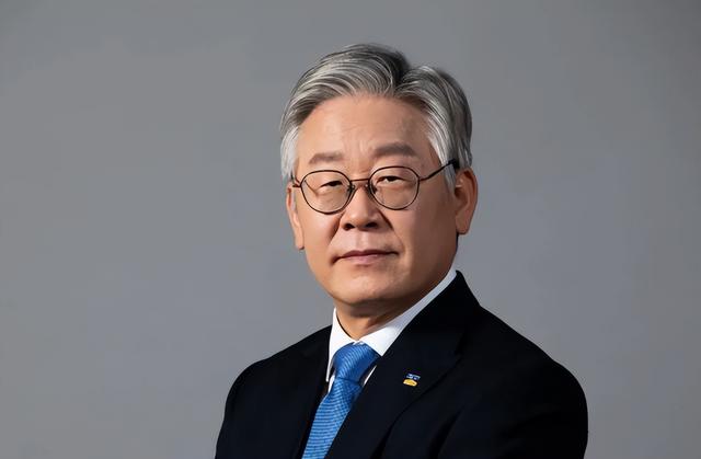 李在明突然下令，决定对华试行免签，特朗普反手一耳光，大量韩国民众被抓，美国出招搅局