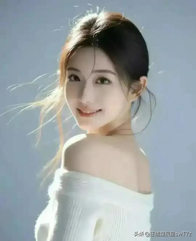 河南信阳一学校女神，身材拥有黄金比例	，散发迷人身材魅力