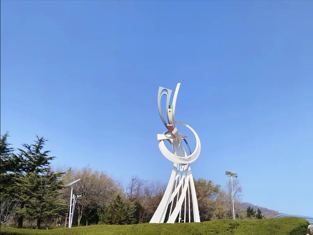 烟台人心中的“吉祥山”，山顶的凤凰阁开放了