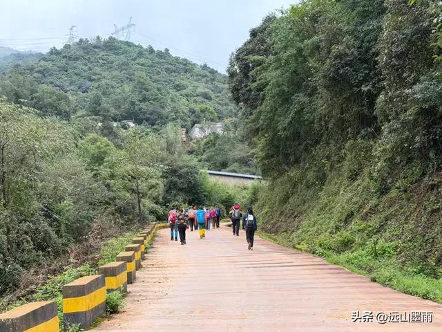 攀登昆明十峰之宜良老爷山，经历密林大雨考验，惊喜交加，难忘