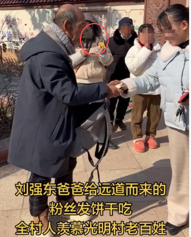 刘强东给老家送年货现场曝光	，令人恶心的一幕出现，当场被人制止