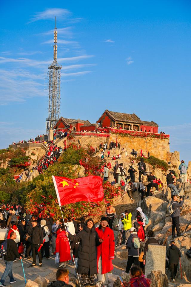 泰山之巅，最爱这抹中国红！
