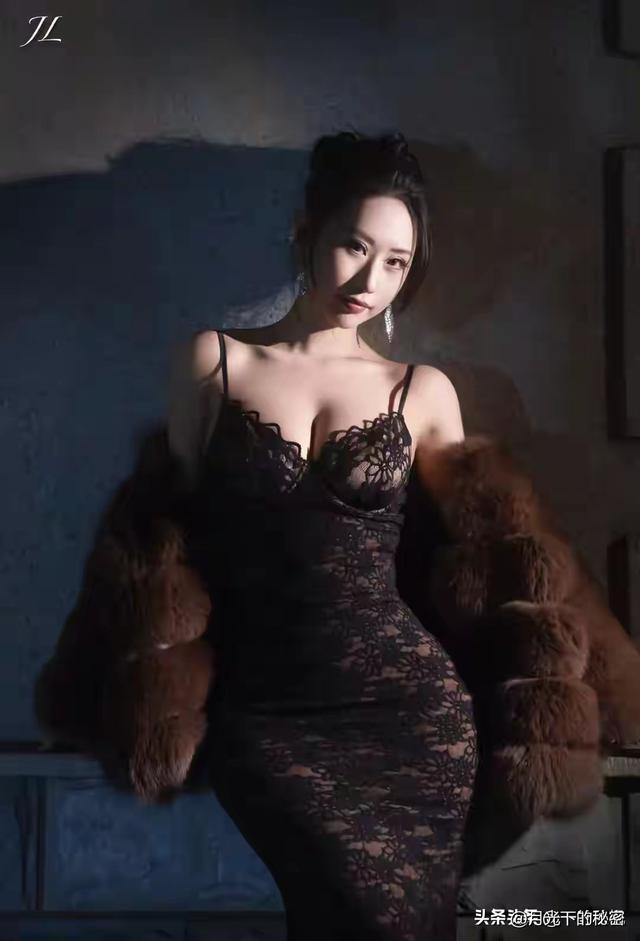 哇塞！这身材！这样貌！这腿！感觉她太吃亏了，根本没现实中好看