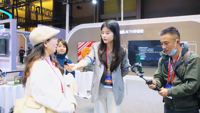 定义有温度的未来家！长虹携治愈系AI TV亮相世界显示大会