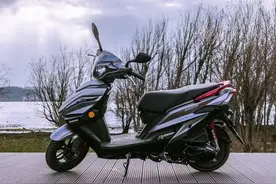 踏板摩托和跨骑摩托，哪种更好？城市带人哪个最好？图片