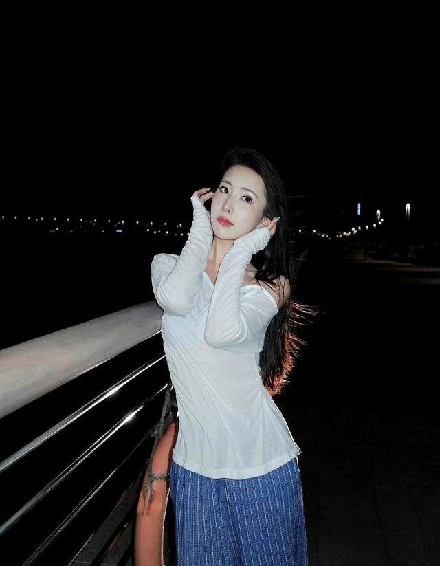 夜海风情：露肩与条纹的随性潮搭
