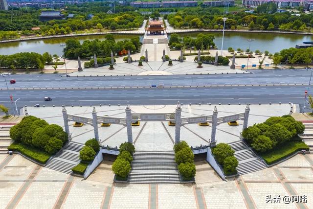 33度的丰水湖公园空寂无人，能直达的公交车线路多得令人惊讶