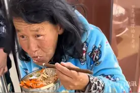 河南一男孩给智障母亲打饭，自己却吃同学剩的！网友看完痛哭流涕图片