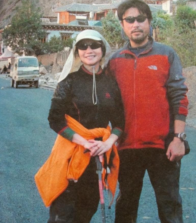 64岁徐俐晒北京小院，和二婚丈夫住农村平房，院子大得能跑步