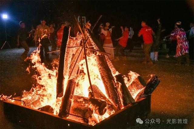 新疆“东天山来的骆驼队”参加盛大的入关欢迎仪式