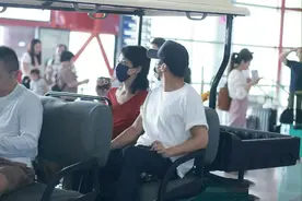 王菲谢霆锋复合10年，复刻初恋，聚餐完牵手同行太甜了图片