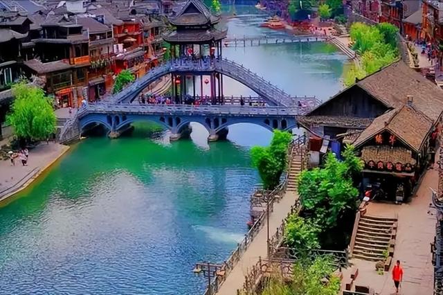 偷闲赴凤凰之游，好友相伴品美食，夜景比传说更动人