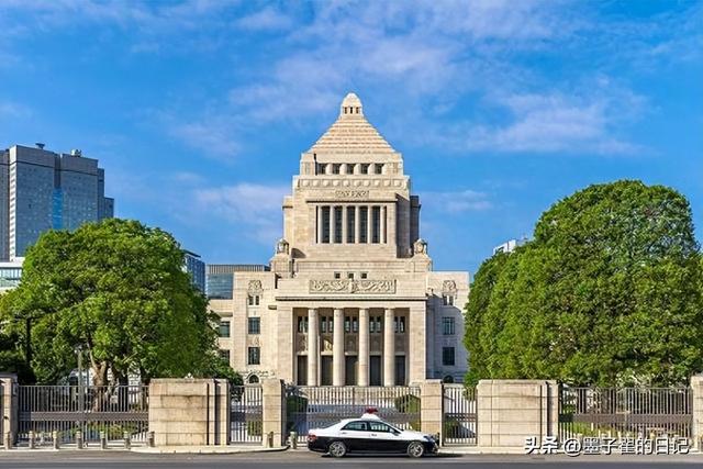 日本提前大选	，不到1天，高市收到“罢免通知”，商界也传来噩耗