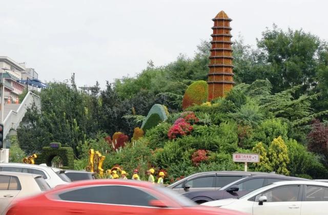 先睹为快！纪念抗战胜利80周年主题花坛搭建中→