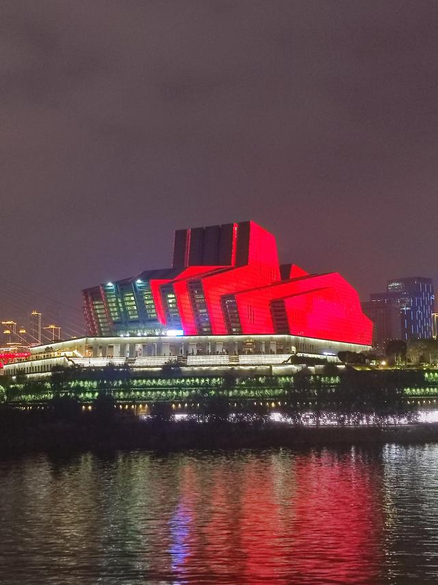 重庆这座城市，把我的腿走细了，把我的胃撑大了