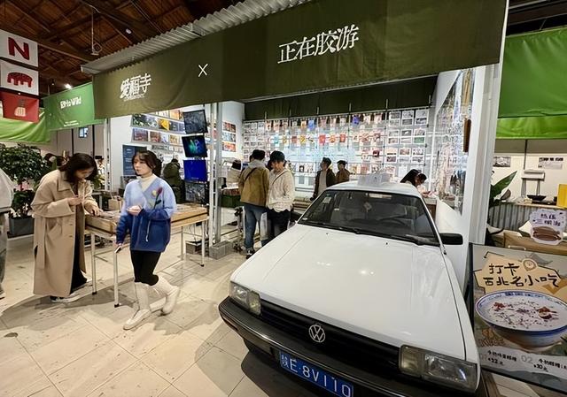 晴好周末 西安市民惬意游逛西仓市集文创公园