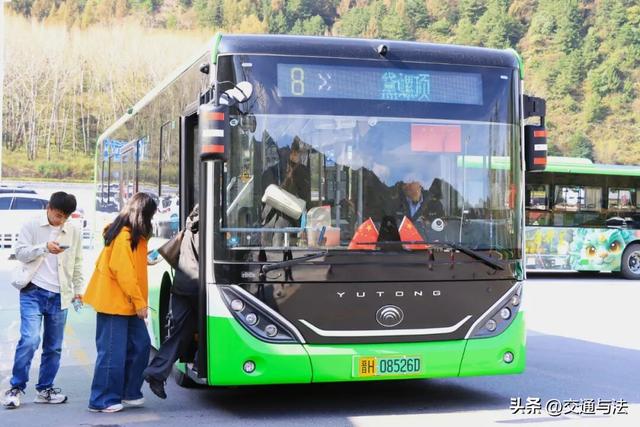 五台山景区“中国红”燃动国庆 国旗飘扬共庆华诞