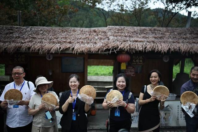 “有颜有戏有味”！华文媒体人在这个“村”玩嗨了