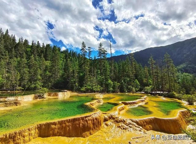 阿坝漫游记：雪山花海与羌寨古寺的十六次心动