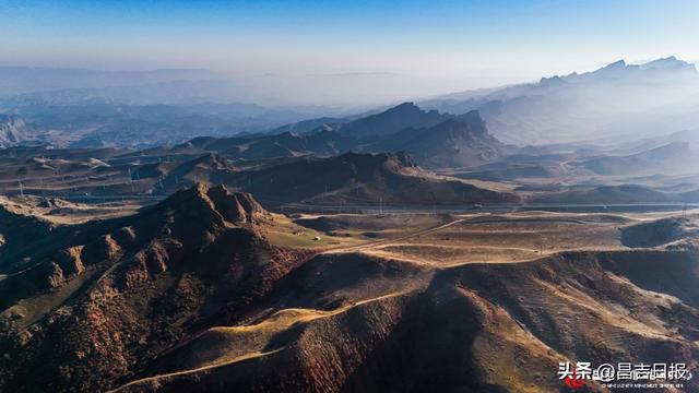 呼图壁县秋染丹霞路 美景入画来