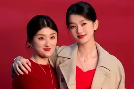 乔欣晒和姐姐合影，同一个父母生的，是不是都是老二比较漂亮些？图片