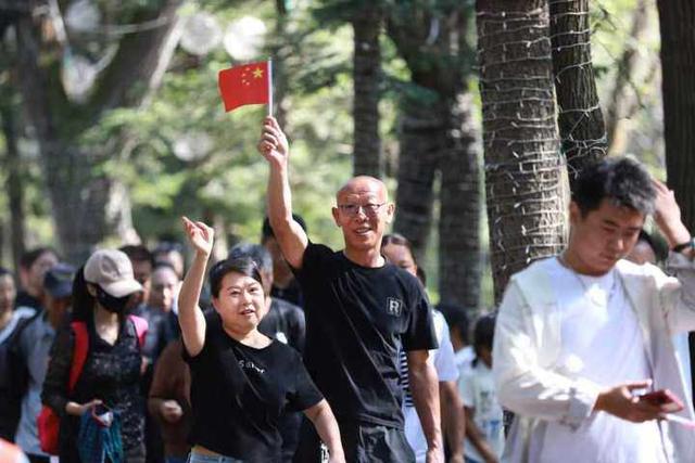 假日客流高峰来袭！千山景区人气大爆发