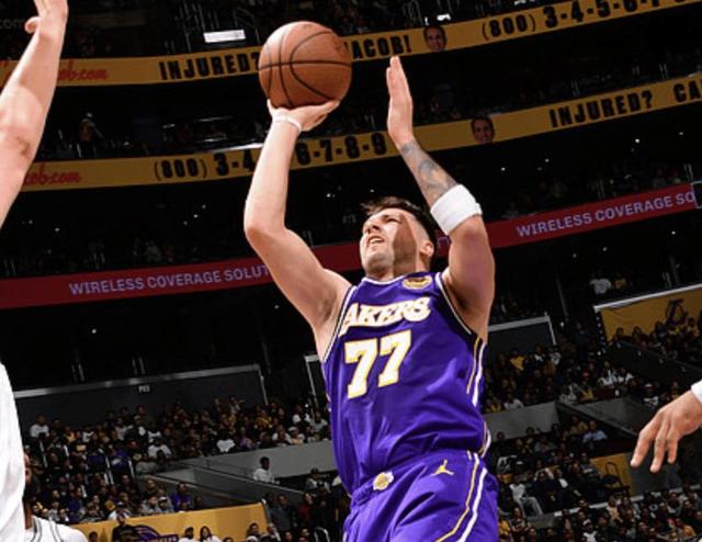 爆大冷！湖人惨败马刺，无缘杯赛四强！东契奇35+8 一战认清8现实