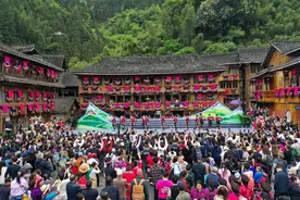 【潮起三月三】桂林龙胜：中外游客共庆“三月三”红瑶“长发节”图片