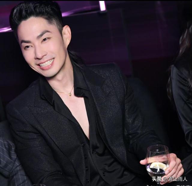 47岁吴建豪曝自拍照，瘦到脱相	，1米8壮汉变尖嘴猴腮，像小老头