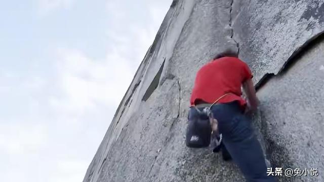 49岁登山男博主崂山坠亡：无保护攀爬80度陡坡，网友：不值得同情