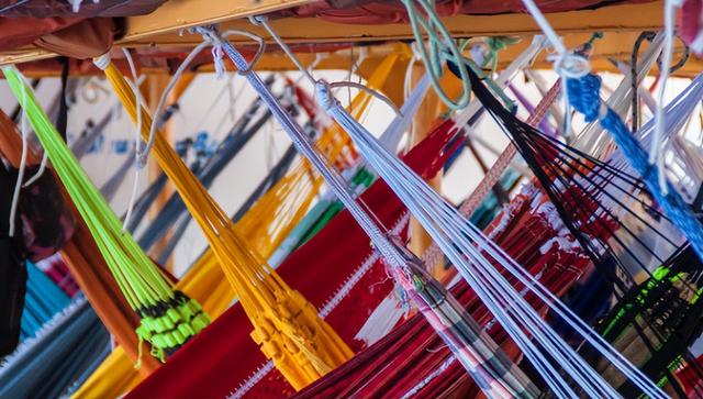 挤爆了！亚马逊河船吊床间距仅30厘米，像水上“拼床大巴”